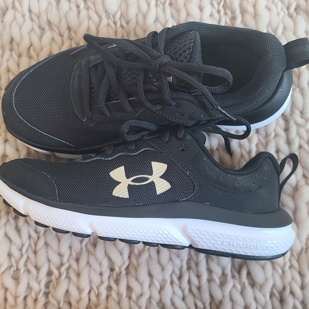 Under Armour Black and White Sneakers Sleek Athletic Design